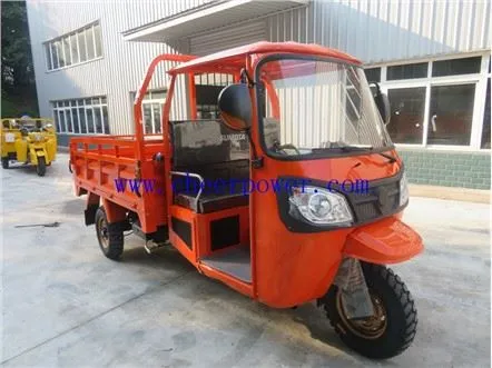 300-kubični tricikel z odprto kabino in dvojnim amortizerjem spredaj